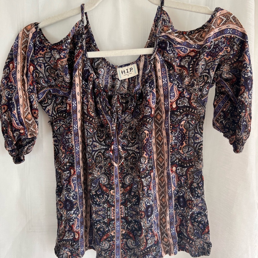 woman paisley cut off the shoulder top! in good condition